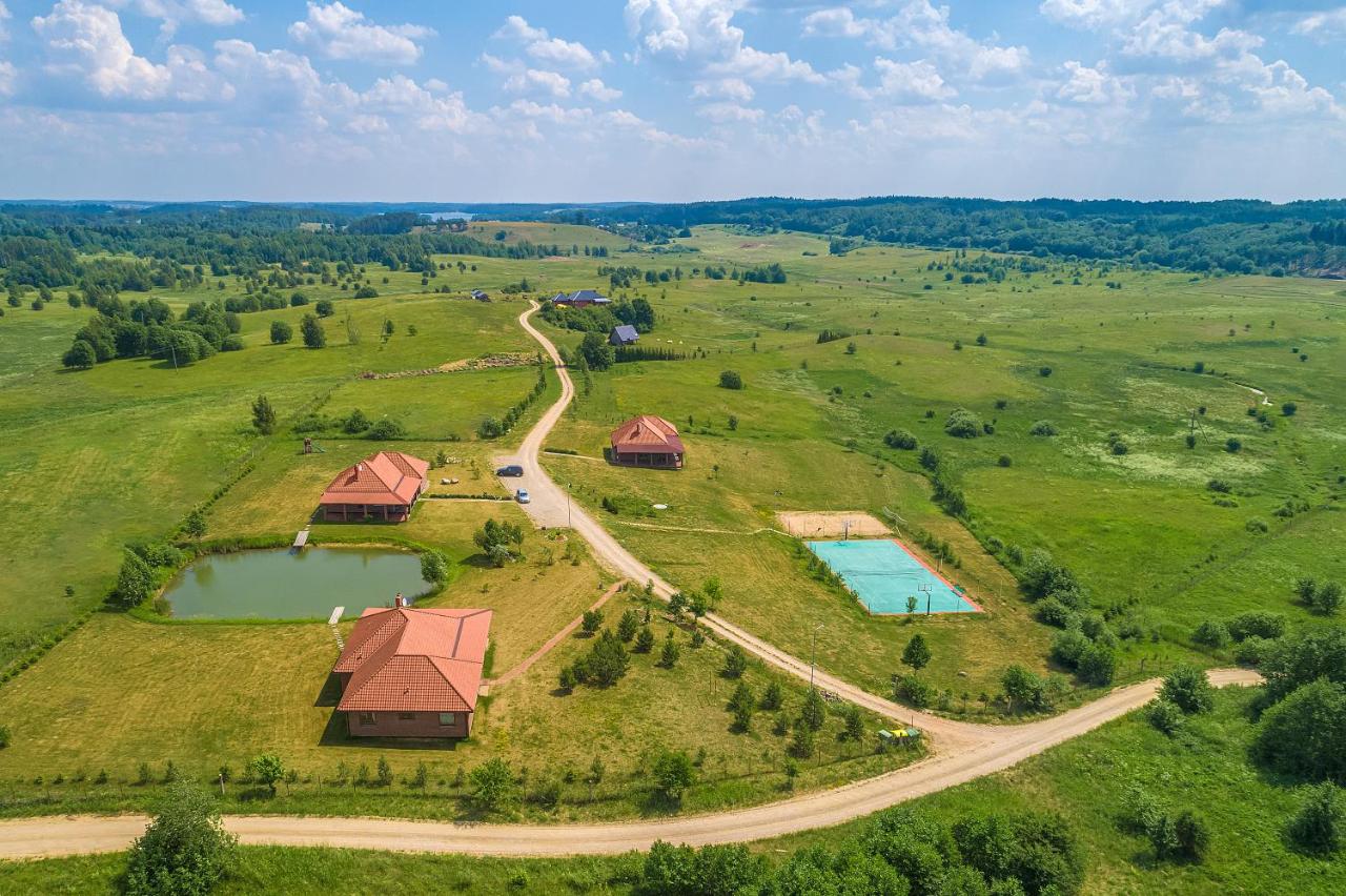 Panorama iš paukščio skrydžio su trimis svečių namais ir aikštynu