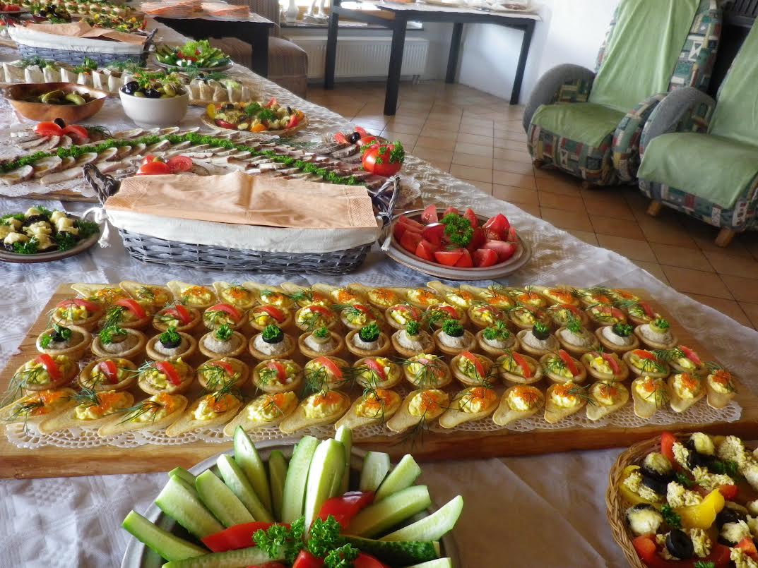 Stalas, paruoštas šventiniam vakarui